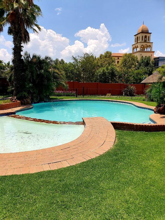 Merry Monte Casino Lodge House In Fourways Sandton Exterior photo